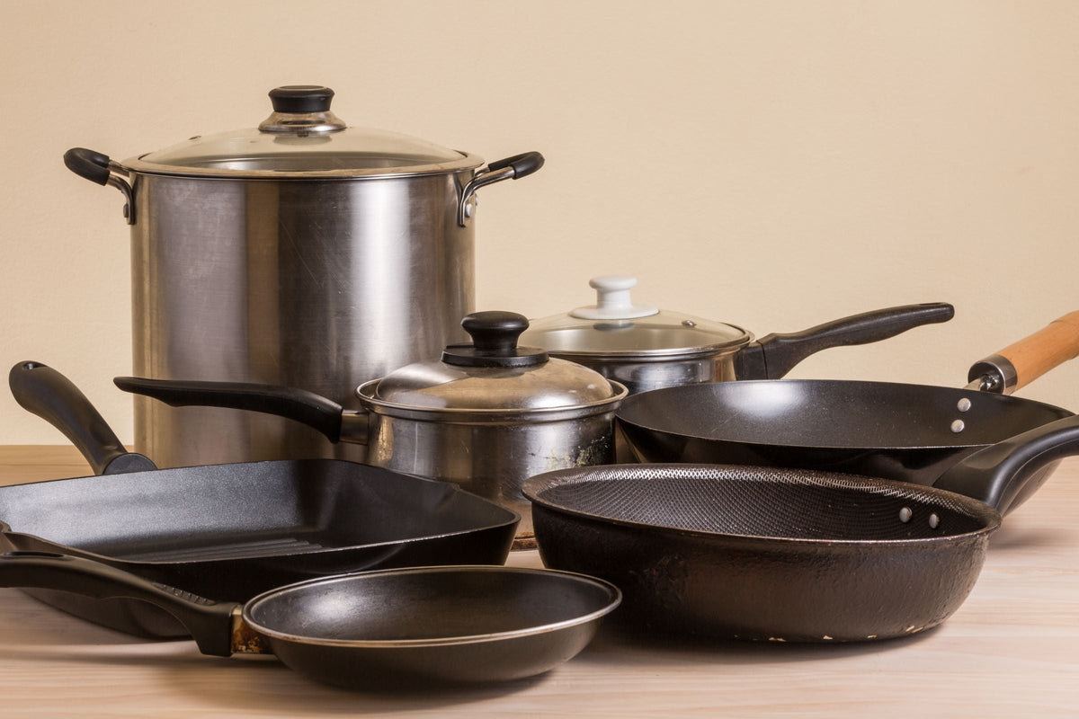 rangement de ses poêles et casseroles dans sa cuisine