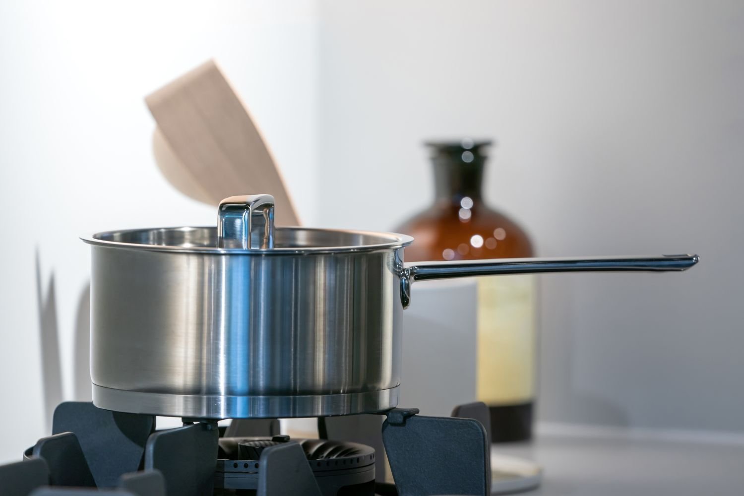 poêle en inox sur une gazinière prête à faire cuire