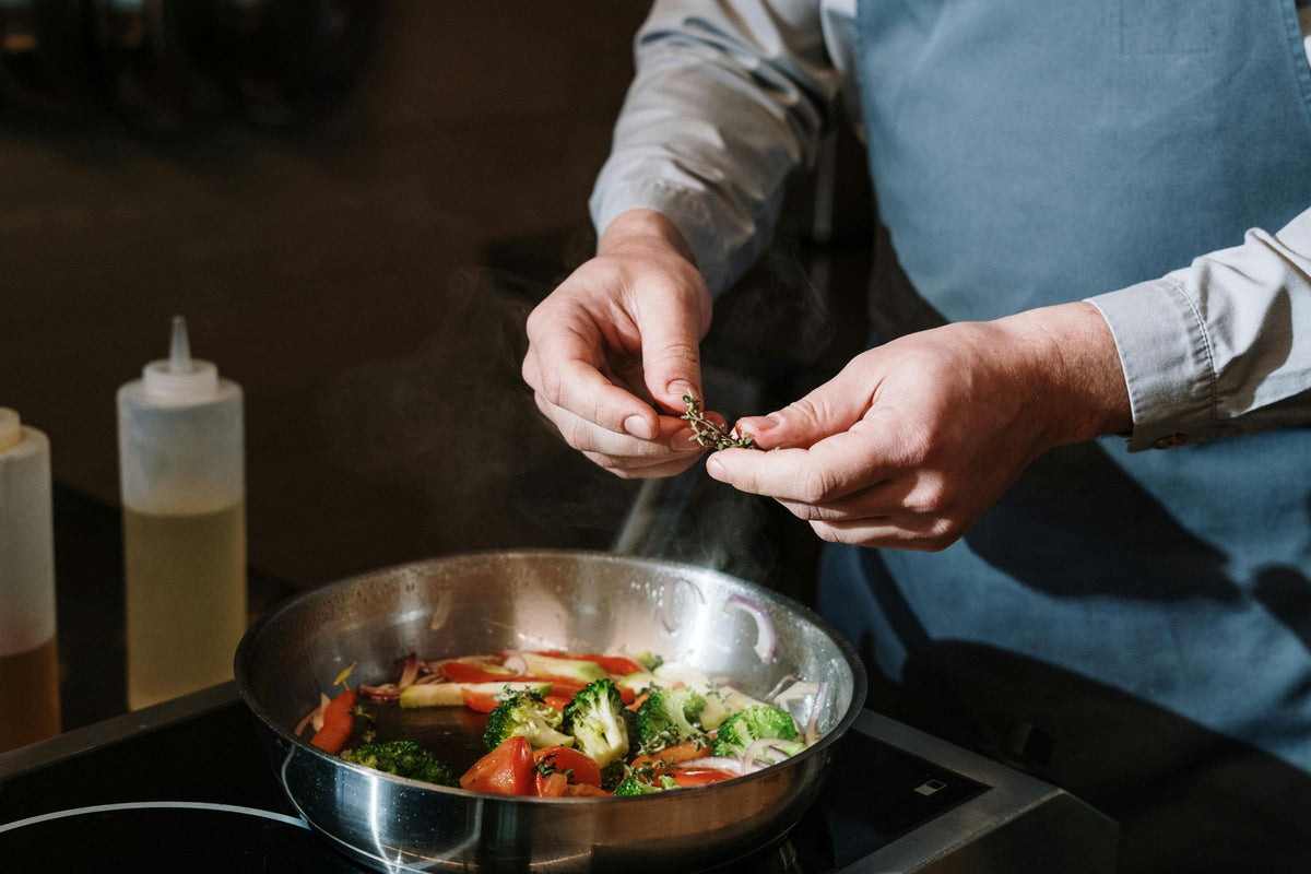 chef cuisinier revêtement poêle en inox recettes
