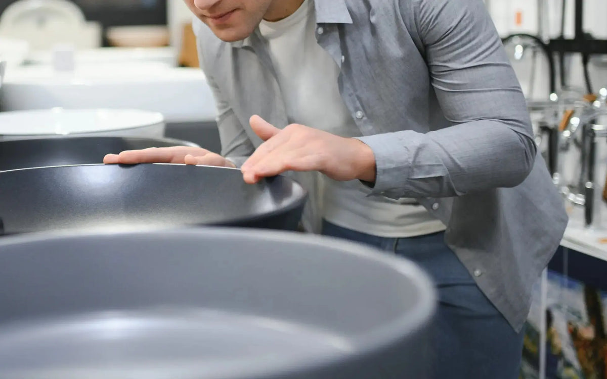 homme dans un magasin qui cherche un wok