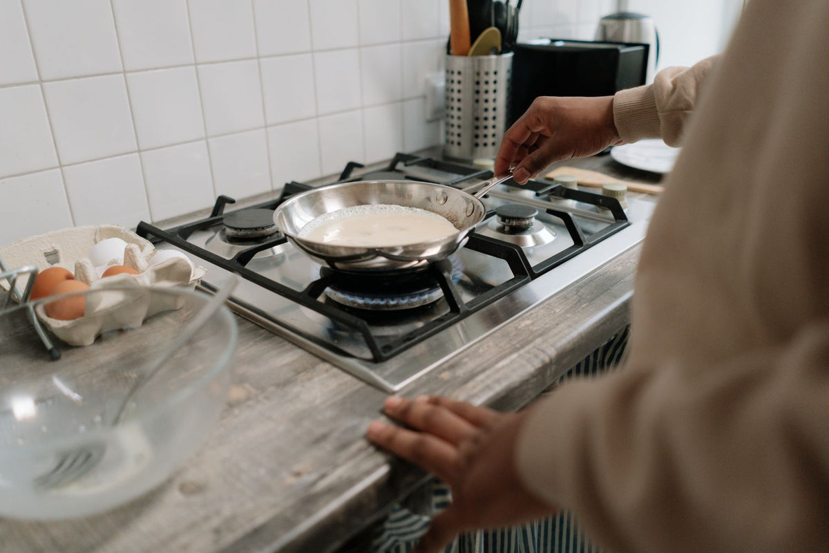 oeuf sur le plat dans une poêle en inox 