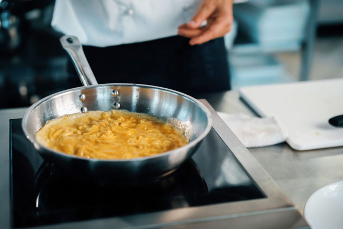 omelette dans une poêle en inox tuto