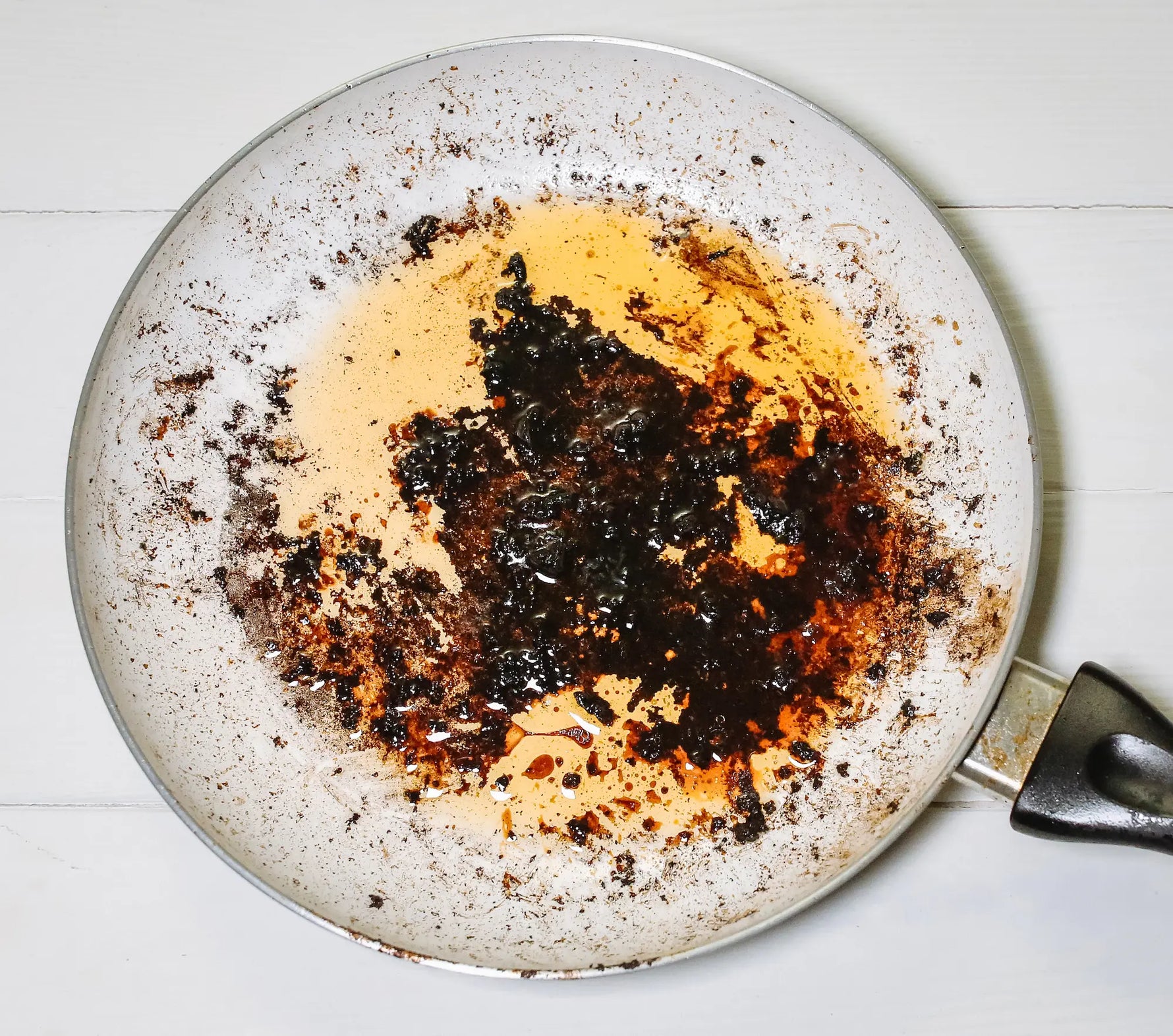 poele en ceramique blanche brulée dans le fond