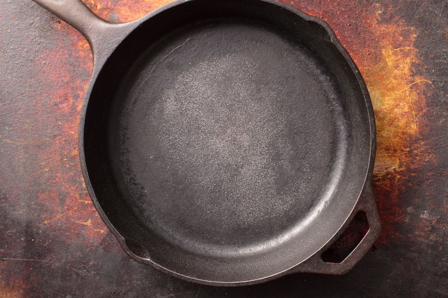 poêle en fonte dans une cuisine