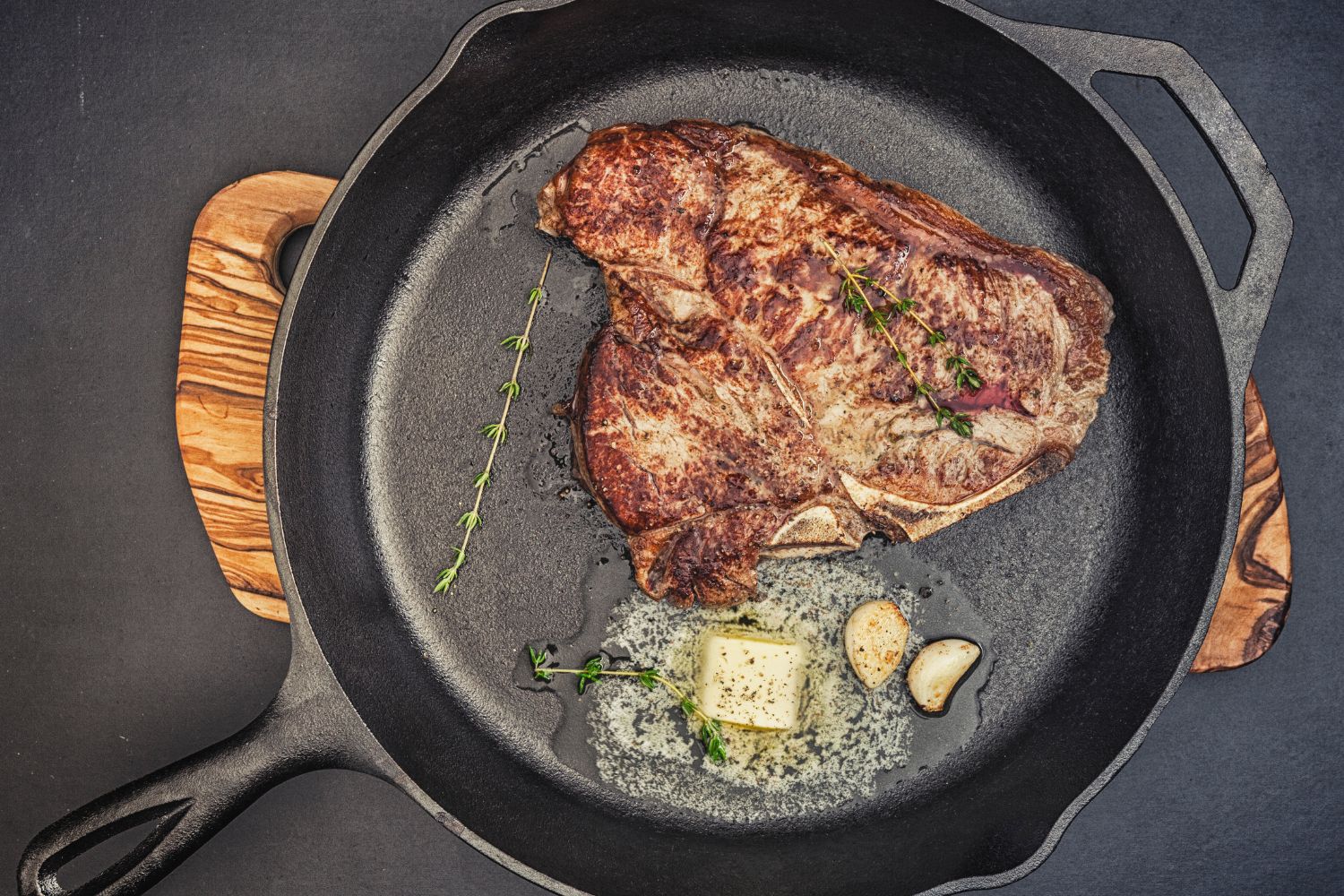 poêle en fonte culotter avec de la viande dedans