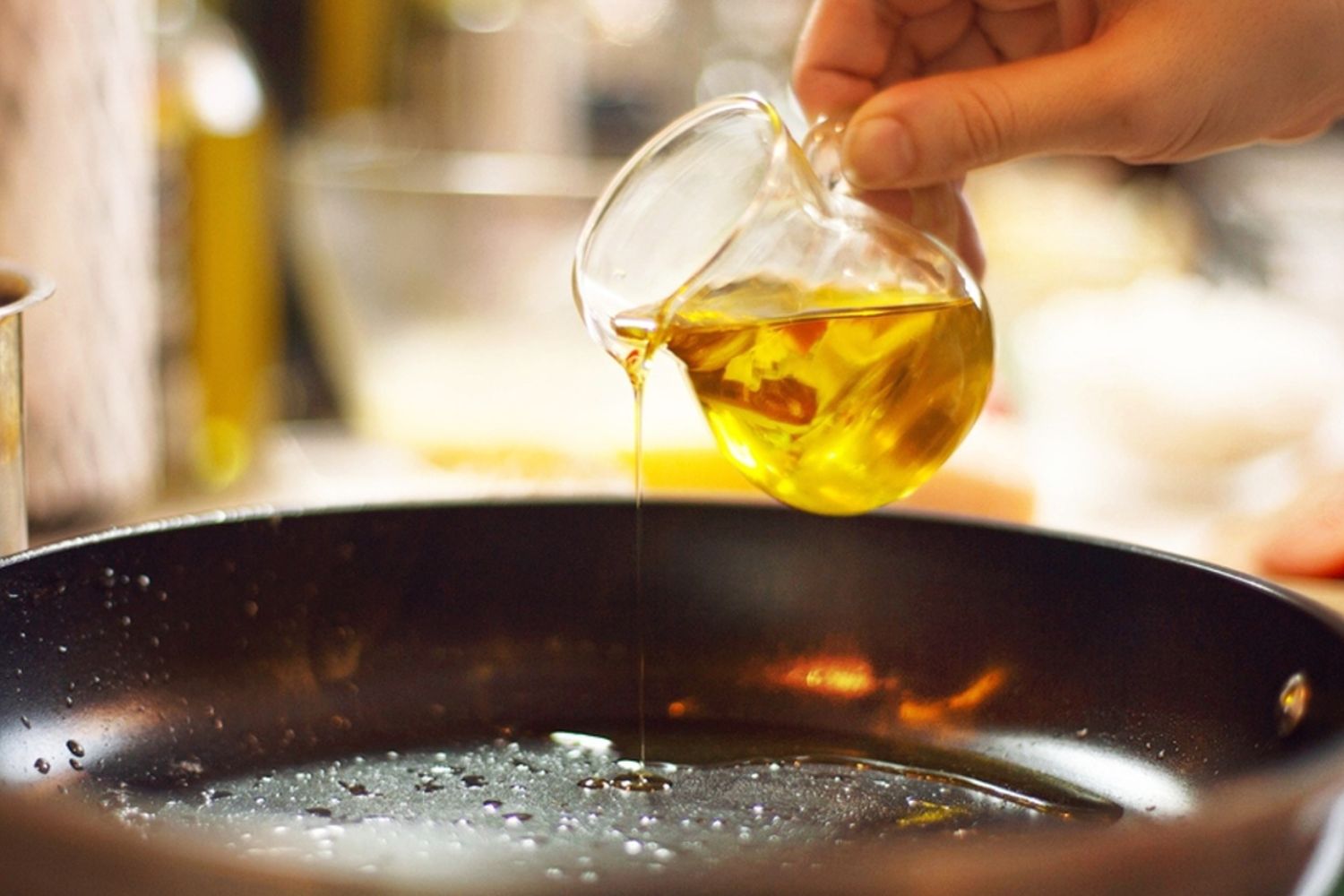 poêle en inox avec de l'huile d'olive dedans pour éviter que ça accroche