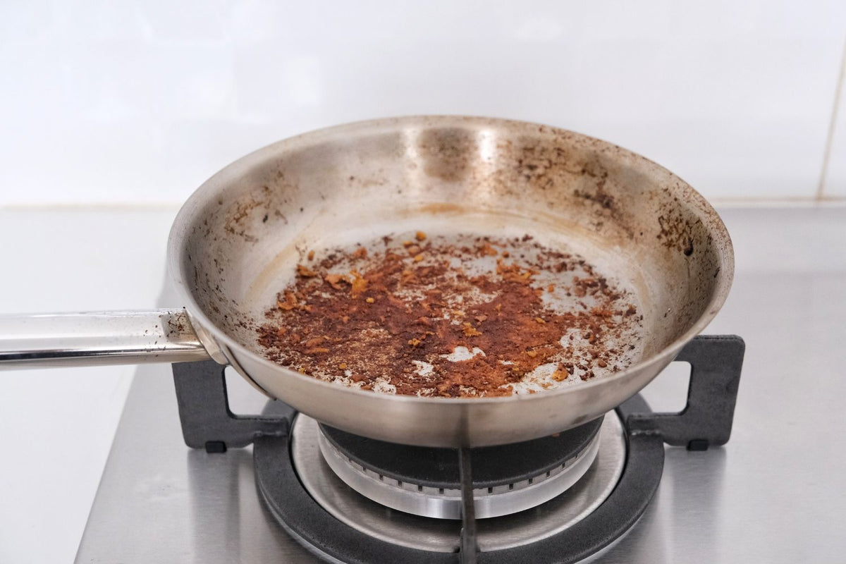 danger santé poêle en inox rayé sur un feu de gaz