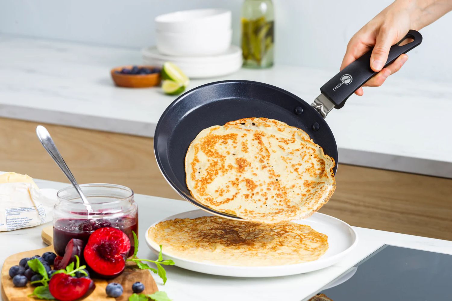 poêle sans pfas avec une crêpe dedans
