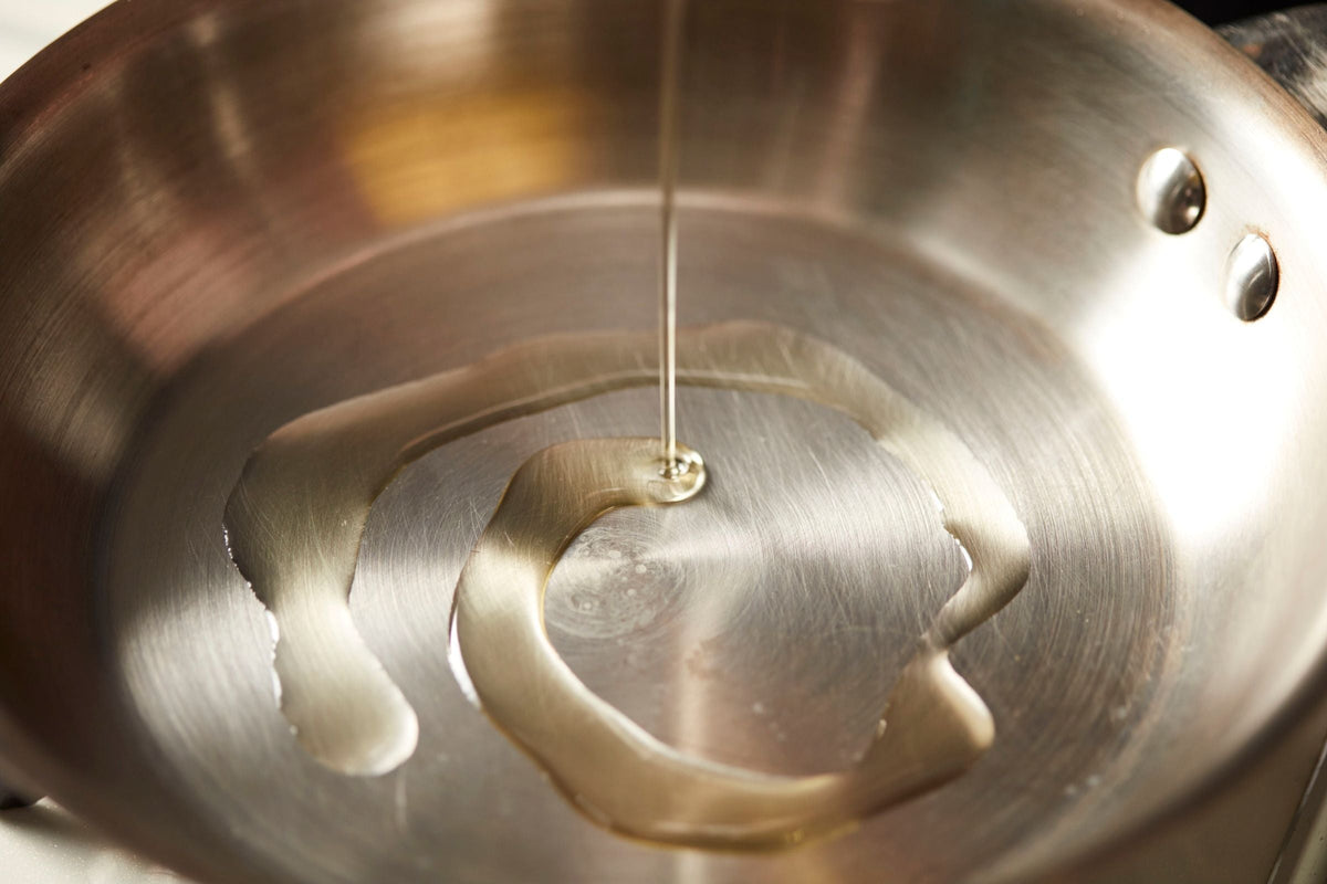 poêle en inox santé avec huile d'olive dedans