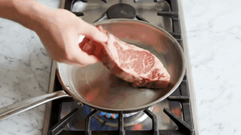 Cuisson de viande dans une poêle inox