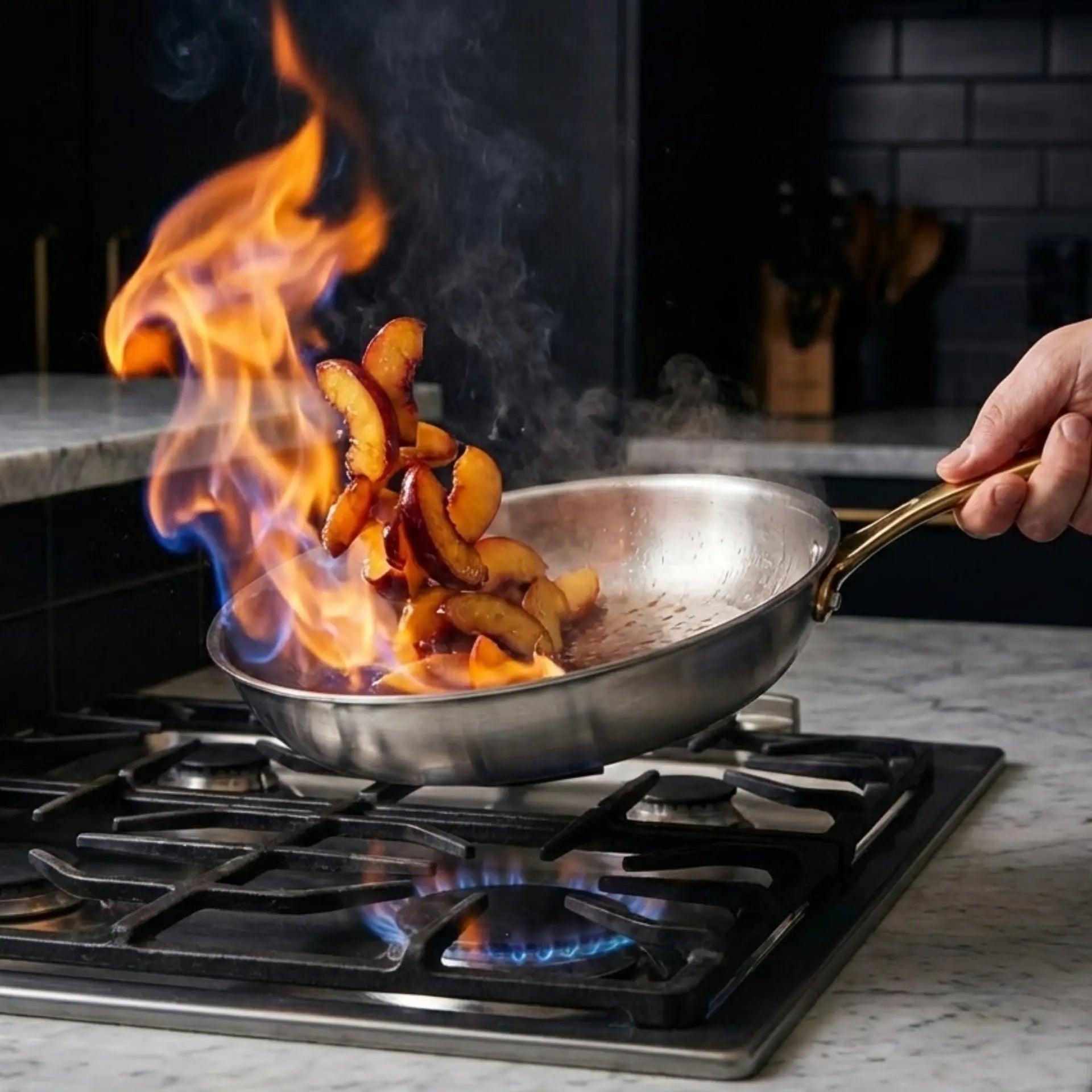 flambage de pèche dans une poele en inox sur une plaque à gaz  