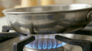 Préchauffement d’une poêle en inox