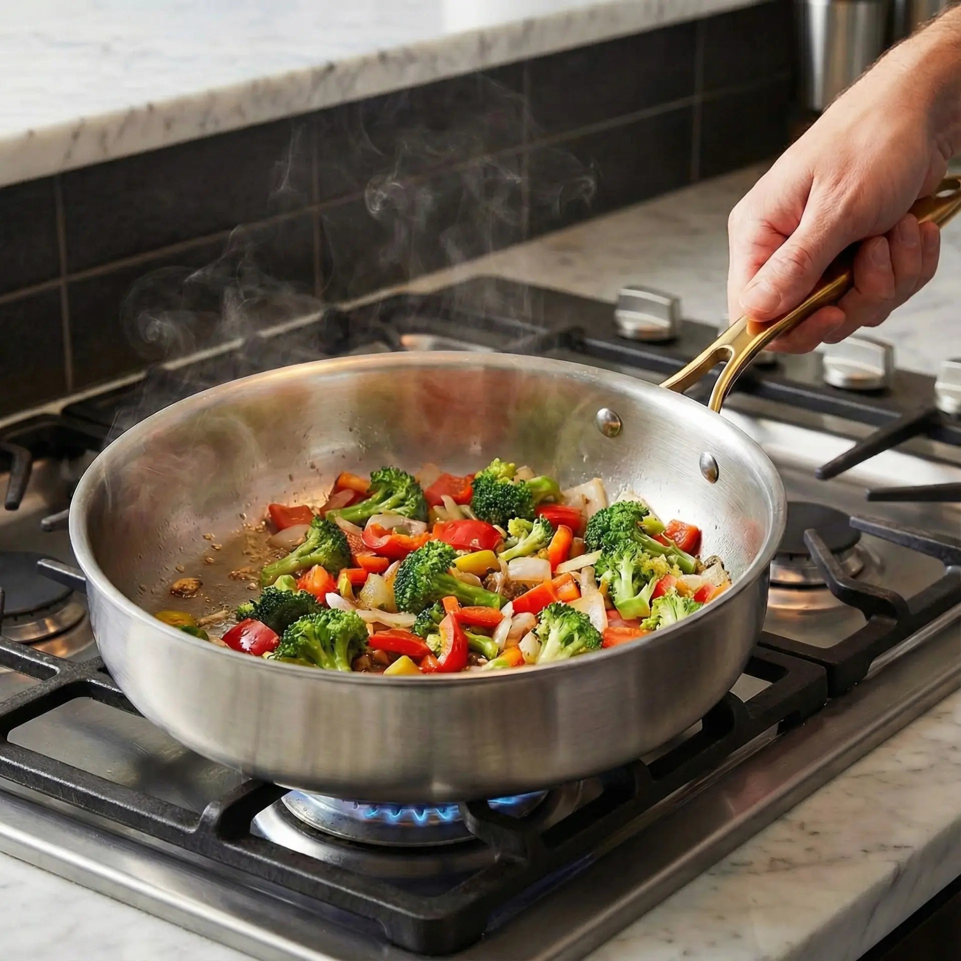 cuisson de légume dans un sauteuse en inox sur une plaque à gaz 
